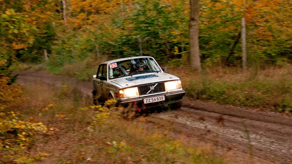 Kurt Mejer og Steen Bøgelund sikrede sig sølvmedaljer i Danmarksmesterskabet for historiske biler over 2.000 ccm, da Djurs Rally blev kørt i de efterårsfarvede skove på Djursland.
(Foto: rallypics.dk – Viggo Johansen)